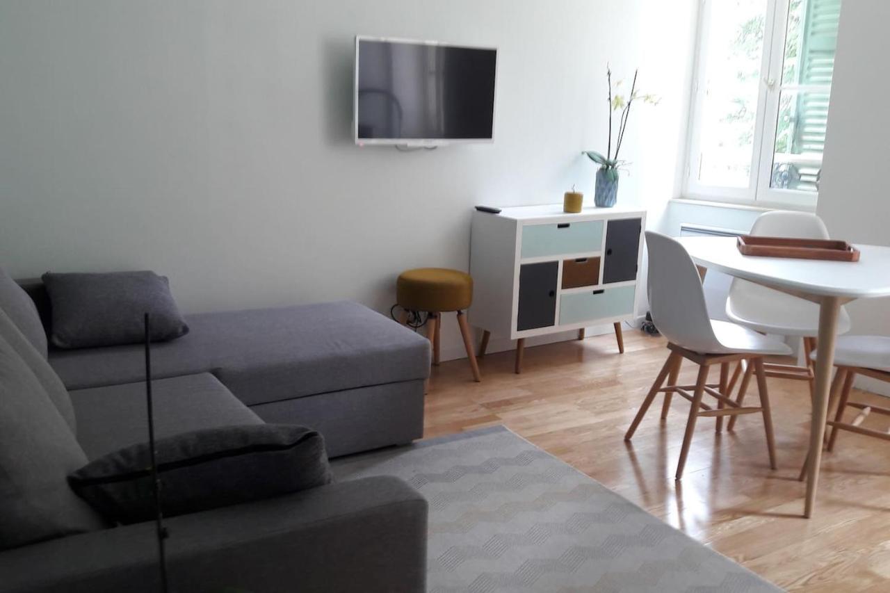Un Appartement Lumineux Au Parc Beaumont ポー エクステリア 写真